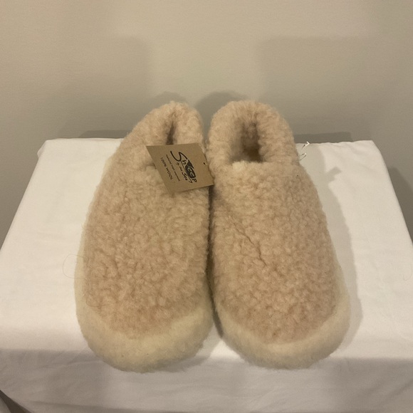 2 Set ~ Sheep by the Sea Slippers - 100% Wool ~ Unisex - Picture 2 of 8